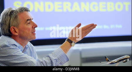 Köln, Deutschland. 20. Februar 2013. CEO der irischen Billigfluglinie Ryanair, Michael O'Leary, gibt eine Pressekonferenz über die Geschäftsentwicklung der Fluggesellschaft am Flughafen Köln/Bonn in Köln, 20. Februar 2013. Foto: HENNING KAISER/Dpa/Alamy Live News Stockfoto