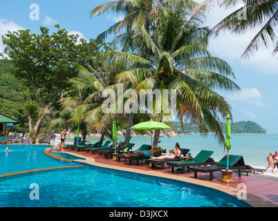 Menschen an der Seite eines Swimmingpools am Strand von Thong Nai Phan in Koh Phangan Thailand Stockfoto