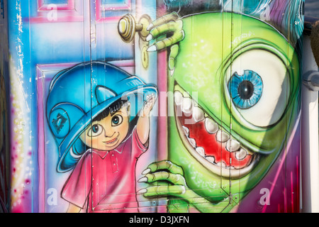 Detail einer Augen grünes Monster und jungen tragen Schutzhelm auf Stand auf Bournemouth Pier im Februar Stockfoto