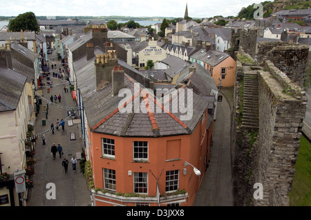 WALES; GWYNEDD; CAERNARFON; BLICK VON DEN MAUERN DES SCHLOSSES; SCHLOSS-STRAßE UND DAS LOCH IN DER WAND; ABSCHNITT BURGMAUERN Stockfoto