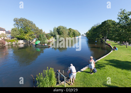 Entspannung an den Ufern des Flusses Avon an einem Sommertag in Christchurch Stockfoto