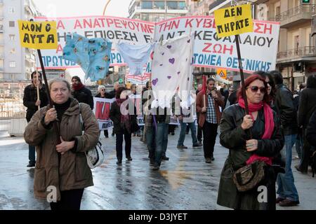 Thessaloniki, Griechenland. 20. Februar 2013. Demonstranten halten Banner marschieren durch die Straßen während ein Generalstreik am 20.02.2013 in Thessaloniki, Griechenland. Der Streik wurde durch die Gewerkschaftsverbände GSEE und ADEDY genannt. Protestierender demonstrierten gegen die Sparmaßnahmen in Griechenland die Steuern erhöhte sich gesehen hat und Löhnen, Renten und öffentlichen Ausgaben Schnitt.  Bildnachweis: Kunst der Fokus / Alamy Live News Stockfoto