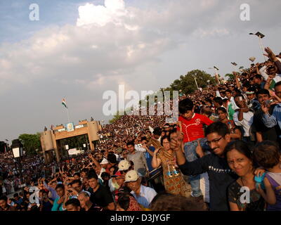 Die Wagah Border Abschlussfeier "Senkung der Fahnen", eine tägliche militärische Praxis an der indisch-pakistanischen Grenze in der Nähe von Amritsar. Stockfoto