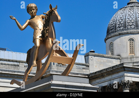 London, England, Vereinigtes Königreich. Elmgreen und Dragset des "machtlos Strukturen, Abb. 101" auf dem vierten Sockel auf dem Trafalgar Square. Stockfoto