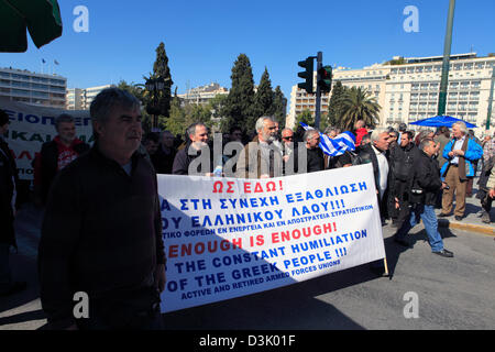 Griechenland, Athen. 20. Februar 2013. Anti-Sparkurs Protest. Demonstranten aus der Streitkräfte Union mit einem Banner in Griechisch und Englisch. Bildnachweis: Terry Harris / Alamy Live News Stockfoto