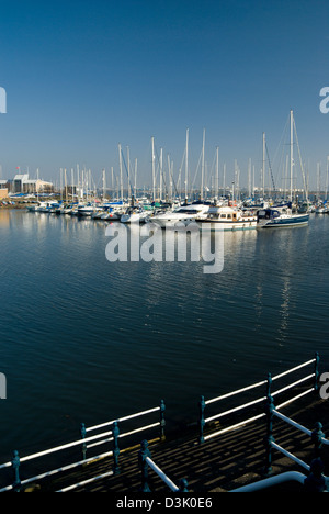 Yachten, die an der Mündung von River Ely, Cardiff Yacht Club, Cardiff Bay, Cardiff, South Wales anlegten. Stockfoto