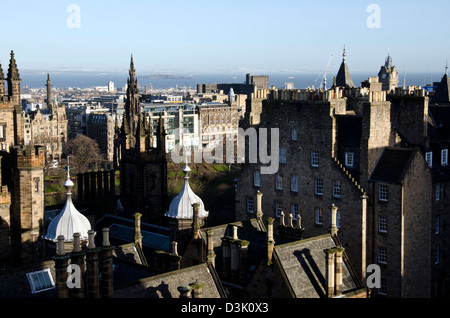 Blick über die Altstadt vom Dach der Camera Obscura, Edinburgh, Schottland. Stockfoto