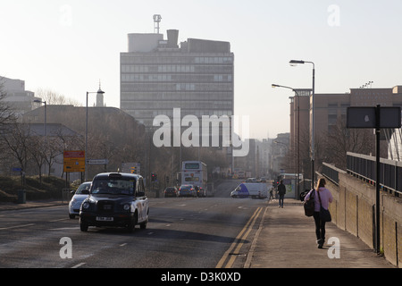 Blick nach Süden unten North Hanover Street in Richtung City of Glasgow College Gebäude, Schottland, UK Stockfoto