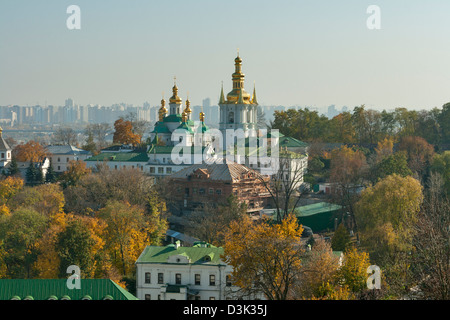 Kiew-Übersicht mit Kiewer Höhlenkloster und Vydubichi Kloster. Stockfoto