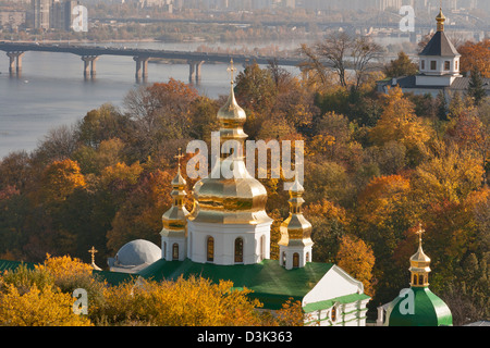 Kiew-Übersicht mit Dnjepr, Paton Brücke, Kiewer Höhlenkloster und Vydubichi Kloster. Stockfoto
