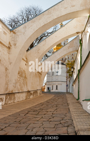 Alten Steinstraße Uspenski-Kathedrale im Kiewer Höhlenkloster Lawra Kloster. Kiew, Ukraine. Stockfoto