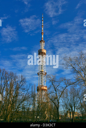 Fernsehturm Kiew ist ein 385 m (1.263 Fuß) Stahl Gitterturm Baujahr 1973 für Hörfunk und Fernsehen. Vertikales panorama Stockfoto
