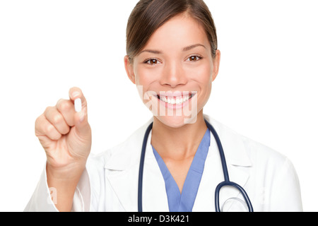Porträt des Lächelns multirassische asiatischen / Caucasian weibliche medizinische professionelle Vorführung Pille isoliert auf weißem Hintergrund Stockfoto
