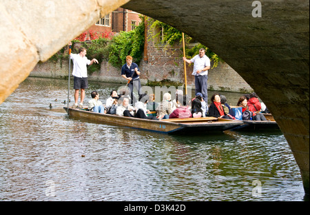 Bootfahren auf dem Fluss Cam "Rücken" durch Bogen der Brücke Cambridge Cambridgeshire England Europa gesehen Stockfoto