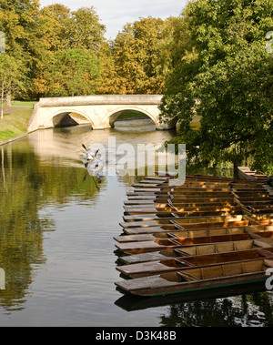 Zwei Männer Kanu Kajak am Fluss Cam The Backs Cambridge Cambridgeshire England Europa Stockfoto