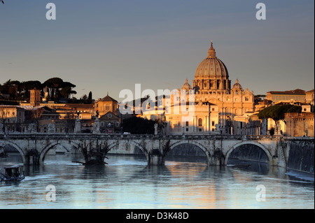 Italien, Rom, Tiber, Sant'Angelo-Brücke und Petersdom bei Sonnenaufgang Stockfoto