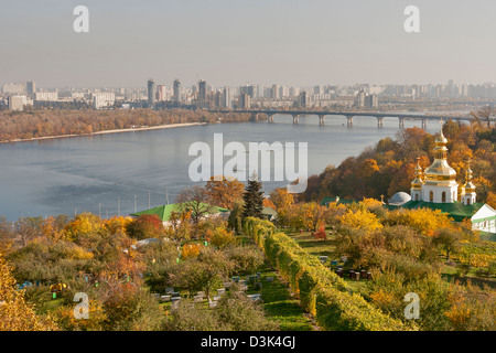 Kiew-Übersicht mit Dnjepr, Paton Brücke, Kiewer Höhlenkloster und Vydubichi Kloster. Stockfoto