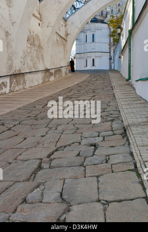 Alten Steinstraße Uspenski-Kathedrale im Kiewer Höhlenkloster Lawra Kloster. Kiew, Ukraine. Stockfoto