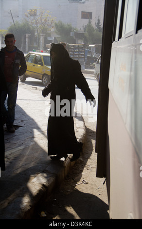 Aleppo, Syrien: Menschen fahren einen öffentlichen Bus. Dienstleistungen sind nur wenige Busse operative beschränkt. Stockfoto