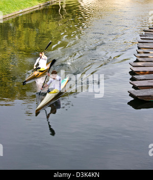 Zwei Männer Kanu Kajak am Fluss Cam The Backs Cambridge Cambridgeshire England Europa Stockfoto