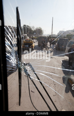 Aleppo, Syrien: Menschen fahren einen öffentlichen Bus. Dienstleistungen sind nur wenige Busse operative beschränkt. Stockfoto