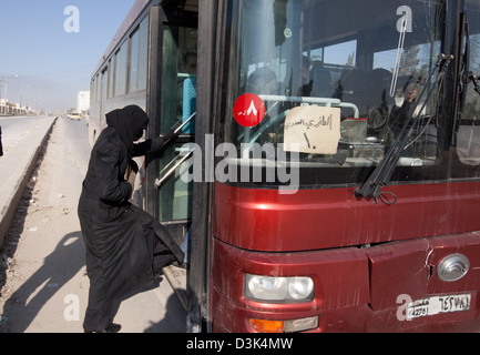 Aleppo, Syrien: Menschen fahren einen öffentlichen Bus. Dienstleistungen sind nur wenige Busse operative beschränkt. Stockfoto