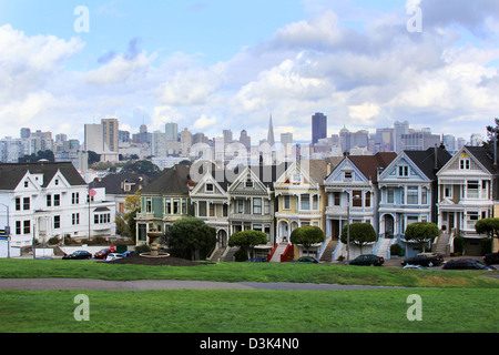 Blick auf San Francisco mit Alamo Square Stockfoto