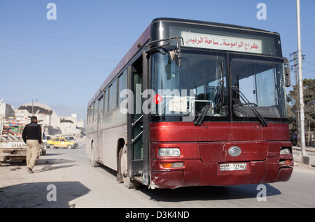 Aleppo, Syrien: Menschen fahren einen öffentlichen Bus. Dienstleistungen sind nur wenige Busse operative beschränkt. Stockfoto