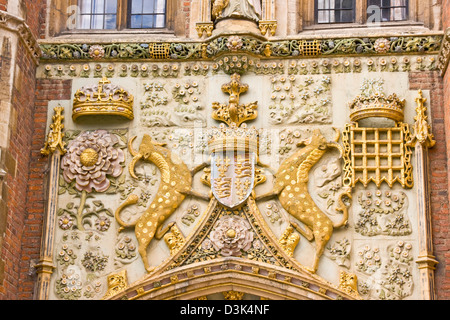 Kunstvollen dekorativen Wappen Wappen am Torhaus der Klasse 1 aufgeführten St. Johns College Cambridge Cambridgeshire England Europa Stockfoto