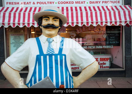 Fat Metzger Holding eine Fleisch Cleaver. Metzger shop produzieren Bauernhof, geführt von Shelly Brogan, verkaufen eine Reihe von Fleisch- und Wurstwaren sowie Käse, Darwen, Lancashire, Stockfoto