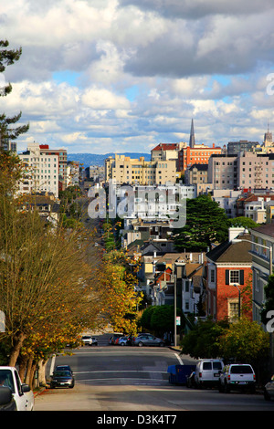 San Francisco Straßenansicht. Überquerung der Straße Divisadero und Pazifik Stockfoto