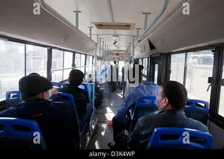 Aleppo, Syrien: Menschen fahren einen öffentlichen Bus. Dienstleistungen sind nur wenige Busse operative beschränkt. Stockfoto