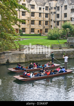 Zwei Booten der Tourist auf dem Fluss Cam "The Backs" Cambridge Cambridgeshire England Europa Stockfoto