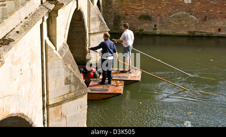 Zwei Booten gehen unter einer Brücke über den Fluss Cam [The Backs] Cambridge Cambridgeshire England Europa Stockfoto