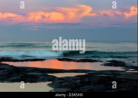 Tidepool Reflexion mit Sonnenaufgang. Der Kohala Coast. Big Island, Hawaii. Stockfoto