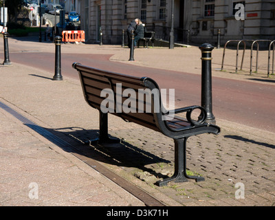 Einer Bank auf einer Straße in Torquay, South Devon Stockfoto