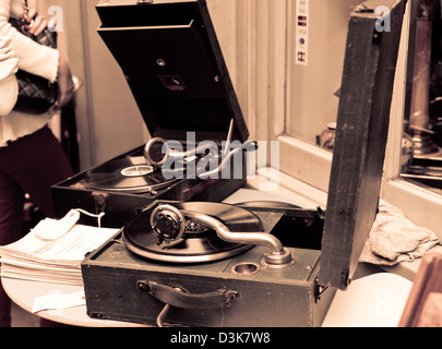 Ein paar der alten Stil Grammophon Spieler auf dem Display vor einem Geschäft in Brick Lane Stockfoto