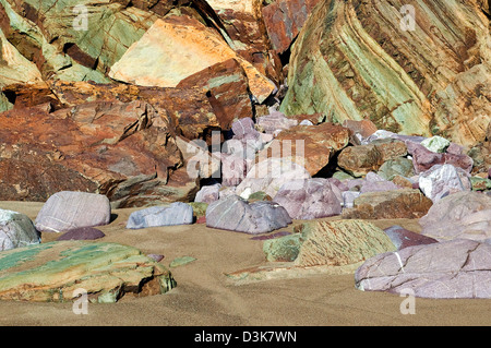 Felsen und Klippen Gesichter mit eine abwechslungsreiche Geologie im Marloes Sands beach Pembrokeshire Coast Nationalpark im Spätsommer South West Wa Stockfoto