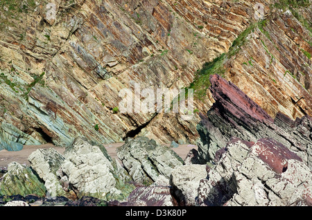 Felsen und Klippen Gesichter mit eine abwechslungsreiche Geologie im Marloes Sands beach Pembrokeshire Coast Nationalpark im Spätsommer South West Wa Stockfoto