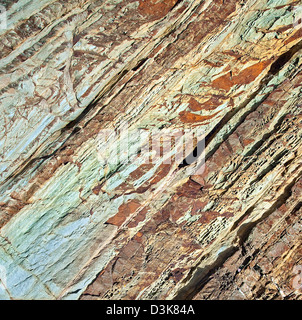 Felsen und Klippen Gesichter mit eine abwechslungsreiche Geologie im Marloes Sands beach Pembrokeshire Coast Nationalpark im Spätsommer South West Wa Stockfoto