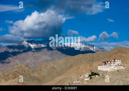 Chemrey Gompa in den Schatten gestellt durch schroffe schneebedeckte Berge und stürmischen Wolken (Ladakh) Jammu & Kaschmir, Indien Stockfoto