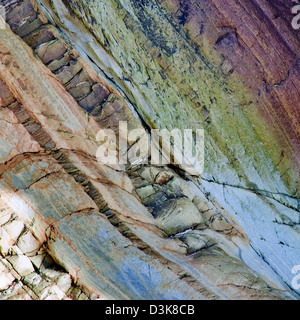 Felsen und Klippen Gesichter mit eine abwechslungsreiche Geologie im Marloes Sands beach Pembrokeshire Coast Nationalpark im Spätsommer South West Wa Stockfoto