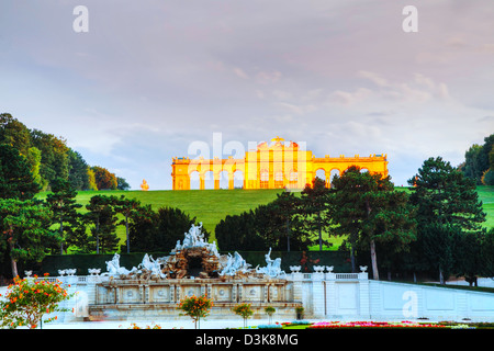 Gloriette Schönbrunn bei Sonnenuntergang mit Touristen in Wien. Es ist die größte und bekannteste Gloriette in Wien. Stockfoto