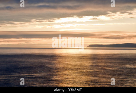 Seascape Ansicht goldenen Sonnenuntergang von Cardigan Coastal Path Mwnt in Ceredigion Wales Stockfoto