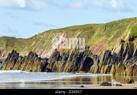 Aufspitzen Felsen im Meer bei Marloes Sands beach Pembrokeshire-Coast-Nationalpark im Südwesten von Wales Spätsommer Stockfoto