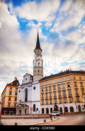 St. Michael Kirche (Michaelerkirche) in Wien bei Sonnenaufgang Stockfoto