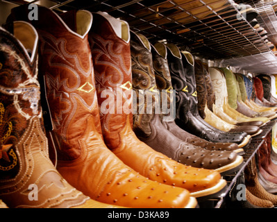 Western Cowboy-Stiefel und Cowboy-Hüte auf Flohmarkt in Oklahoma. Stockfoto