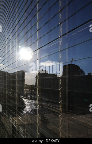 Berlin, Deutschland, der Reichstag spiegelt sich im Marie-Elisabeth-Lueders-Haus Stockfoto