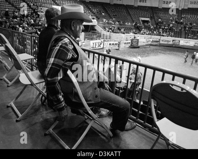 Cowboy beobachten das National Finals Rodeo in Oklahoma City, Oklahoma, USA Stockfoto