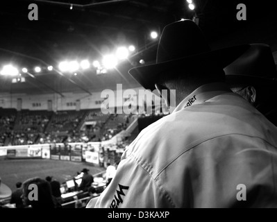 Cowboy beobachten das National Finals Rodeo in Oklahoma City, Oklahoma, USA Stockfoto